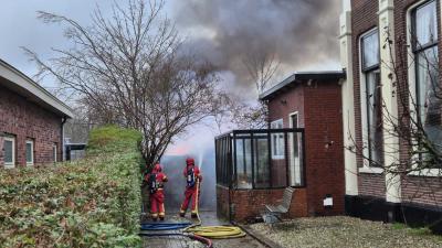brandweermannen-blussen-schuurbrand