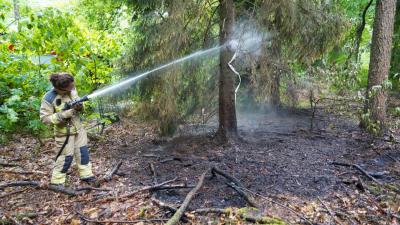 brandweervrouw-blussen