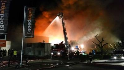 Groot bedrijfsverzamelgebouw afgebrand in Woerden