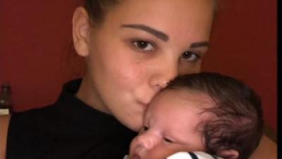 Rotterdamse Britt, die met baby maandenlang vastzat in Egypte, eindelijk naar huis 