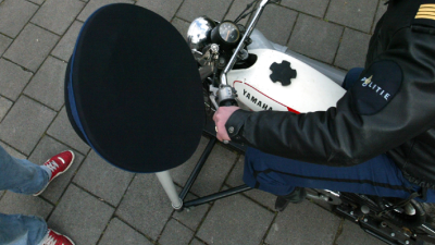 Bromfietser scheurt met 104 km/u over fietspad