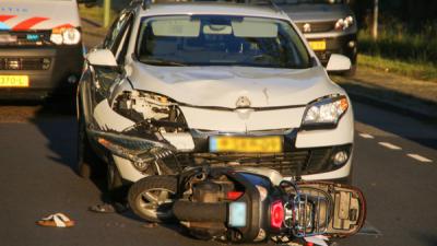 bromscooter, frontale botsing, auto