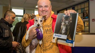 Drukte bij politiebureau voor kalender politiehond Bumper