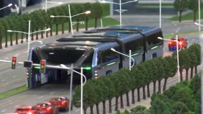 China ontwikkelt futuristische bus die over files heen kan rijden