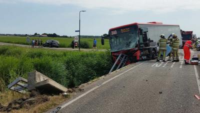 Meerdere gewonden bij ernstige aanrijding streekbus en bestelbusje in Mijdrecht