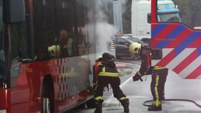 Passagiers op de vlucht voor brand in bus