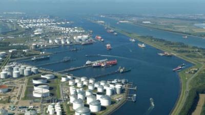 Overslag van olie doet Rotterdamse haven groeien