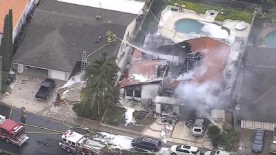 Vliegtuigje crasht op woonwijk in Californië: 5 doden 