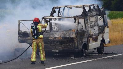 Slecht begin van vakantie, camper volledig afgebrand op vluchtstrook