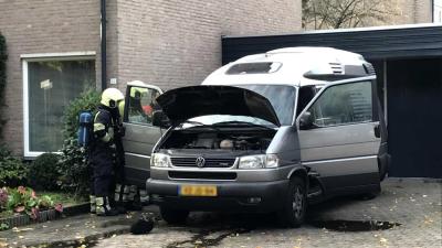 Camper op oprit woning in Best vat vlam