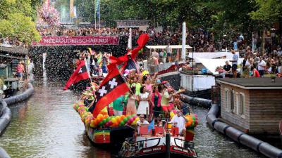 Drukte in Amsterdam voor kleurrijke Canal Parade