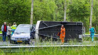 Snelweg bij Best korte tijd dicht wegens gekantelde caravan