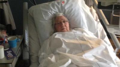 Zieke vrouw (81) in OLVG overspoelt met leuke reacties na Facebook oproep buurman