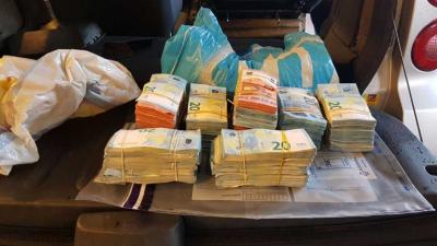 Politie vindt ruim 800.000 euro cash in woning IJburg