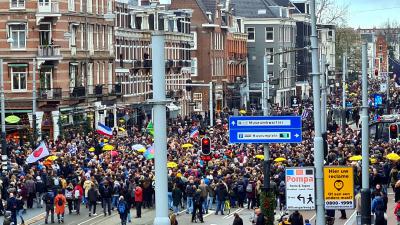 Stoet demonstranten vertrekt