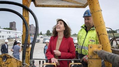 Minister Van Engelshoven verricht eerste bouwhandeling CollectieCentrum Nederland