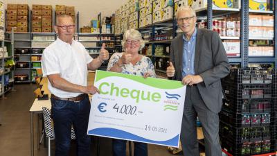 Cheque voor voedselbank Eemsdelta