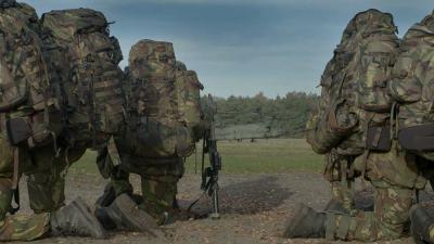 chinook-militairen-rode-baretten