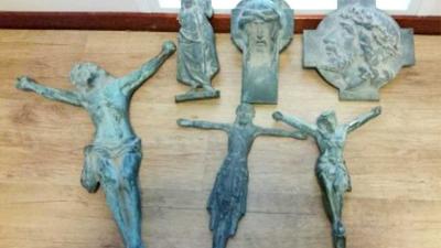 Politie op zoek naar eigenaar aangetroffen bronzen Christusbeelden