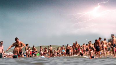 Het KNMI geeft zaterdag een dubbele waarschuwing onweer