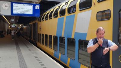 Conducteur die op horloge kijkt