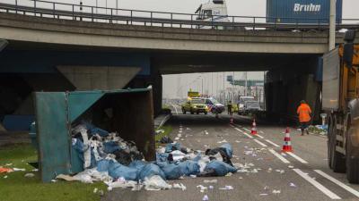 Vrachtwagen ramt viaduct en verliest vuilcontainer