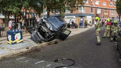 Auto knalt bovenop container na botsing met scootmobiel