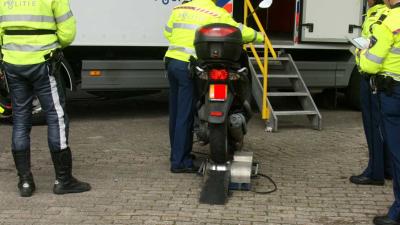 Politieagenten belaagd bij scootercontrole