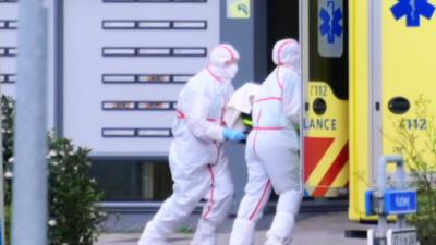 Ambulancedienst met coronapatiënt