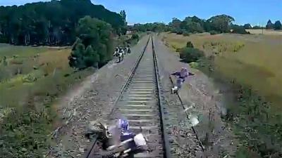 Motorcrosser springt voor zijn leven van treinrails