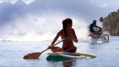 'Maddo' rijdt met crossmotor als ware surfheld over de hoogste golven