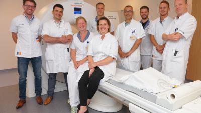 Foto van team bij ct-scan
