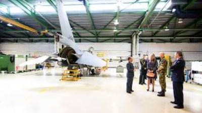 Koningin Máxima brengt werkbezoek aan Vliegbasis Volkel