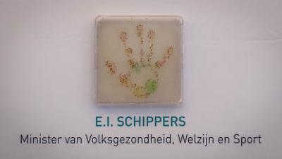 Minister Schippers zet handtekening tegen groei antibioticaresistentie