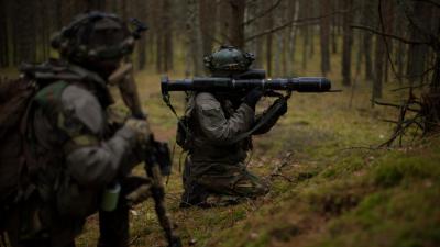 Militairen met een panzerfaust.