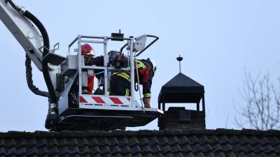 Brandweer veegt schoorsteen