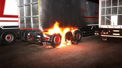 Wielen van trailer in brand