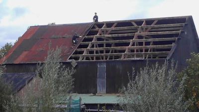 Foto van onderhoud aan dak schuur | Archief EHF