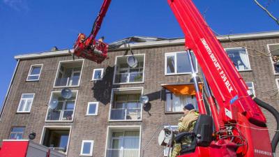 Storm rukt deel dakgoot van flat in Vlaardingen