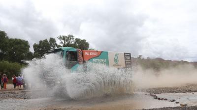 Regen tijdens Dakar Rally doet Ton van Genugten de das om