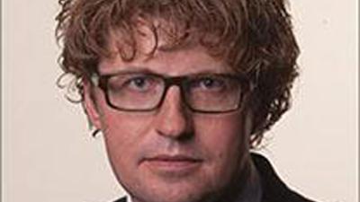 Staatssecretaris Dekker vandaag onder het mes