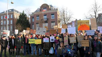 Demonstratie tegen Trump op Museumplein bij Amerikaans Consulaat