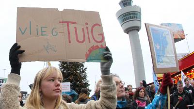 Marechaussee begonnen met ontruimen Schiphol Plaza