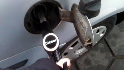 Foto van tanken diesel in auto | Archief EHF