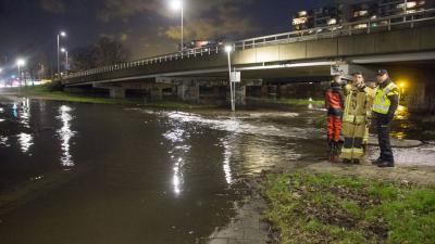 Gat in dijk Rotterdam veroorzaakt veel wateroverlast