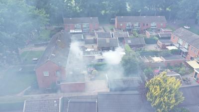 Dronebeeld van schuurbrand