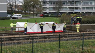 Dode (20) gevonden naast het spoor in Maassluis