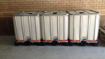 Duizend liter chemicaliën in garagebox. Politie: Levensgevaarlijke situatie