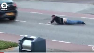 Vluchtende arrestant wordt tientallen meters meegesleurd door auto