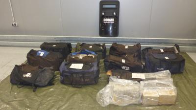 16 sporttassen vol met cocaïne aangetroffen in Rotterdamse haven